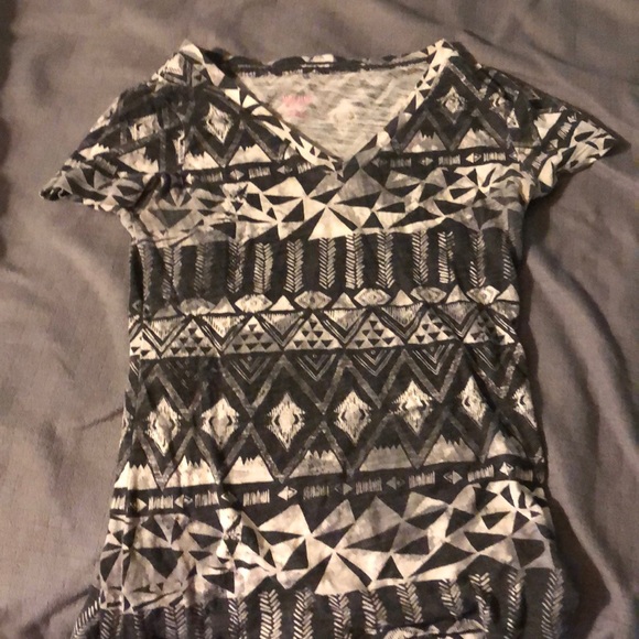 Tops - v-back short sleeve patterned shirt